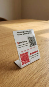 İşletmelere Özel Logolu ve Çift Banka QR Kodlu Akrilik Masaüstü Ödeme Standı (İBAN Panosu)