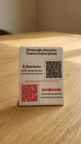 İşletmelere Özel Logolu ve Çift Banka QR Kodlu Akrilik Masaüstü Ödeme Standı (İBAN Panosu)