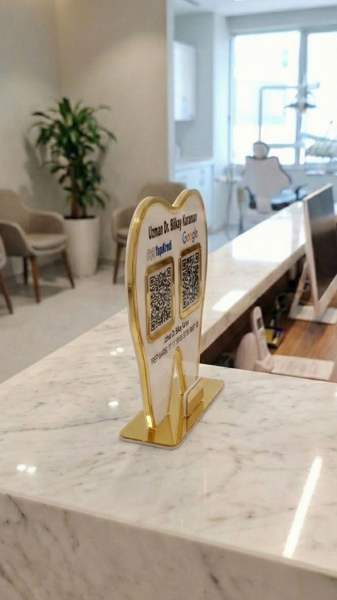 Diş Hekimlerine Özel Tasarım Gold Detaylı Diş Formunda Masaüstü QR Stand