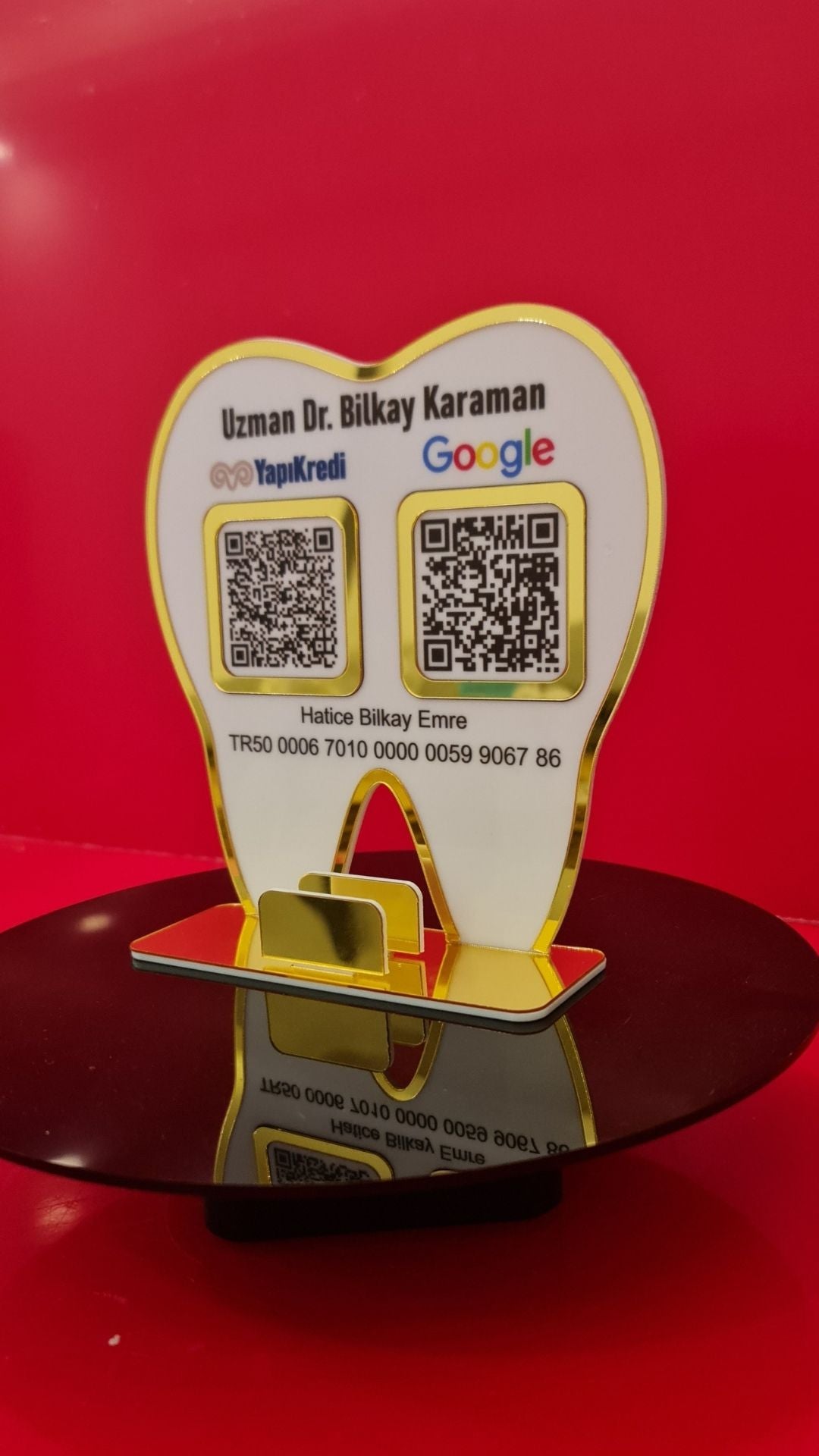 Diş Hekimlerine Özel Tasarım Gold Detaylı Diş Formunda Masaüstü QR Stand