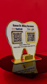 Diş Hekimlerine Özel Tasarım Gold Detaylı Diş Formunda Masaüstü QR Stand