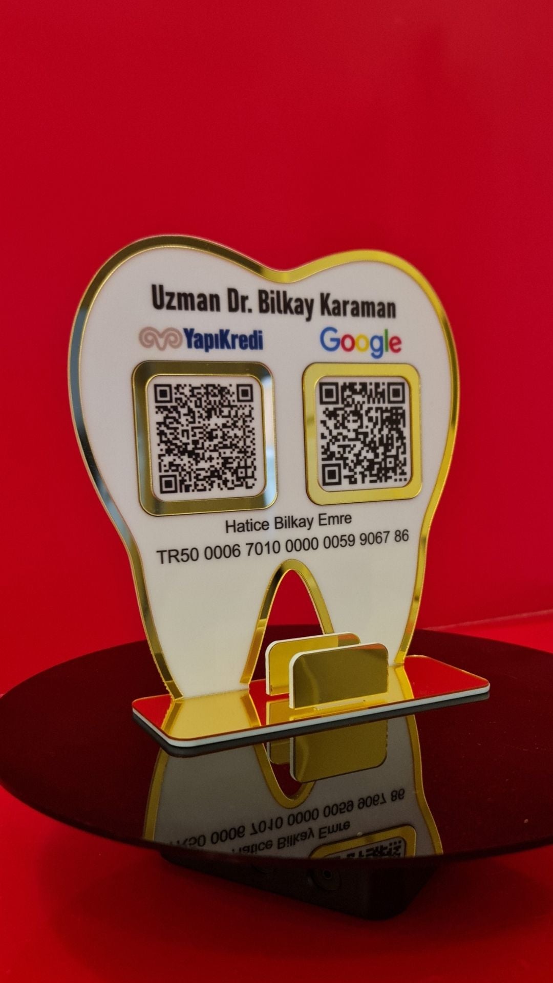Diş Hekimlerine Özel Tasarım Gold Detaylı Diş Formunda Masaüstü QR Stand