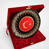 Ay Yıldızlı Porselen Dekoratif Tabak – Kırmızı Kadife Kutulu Hediyelik 25 cm