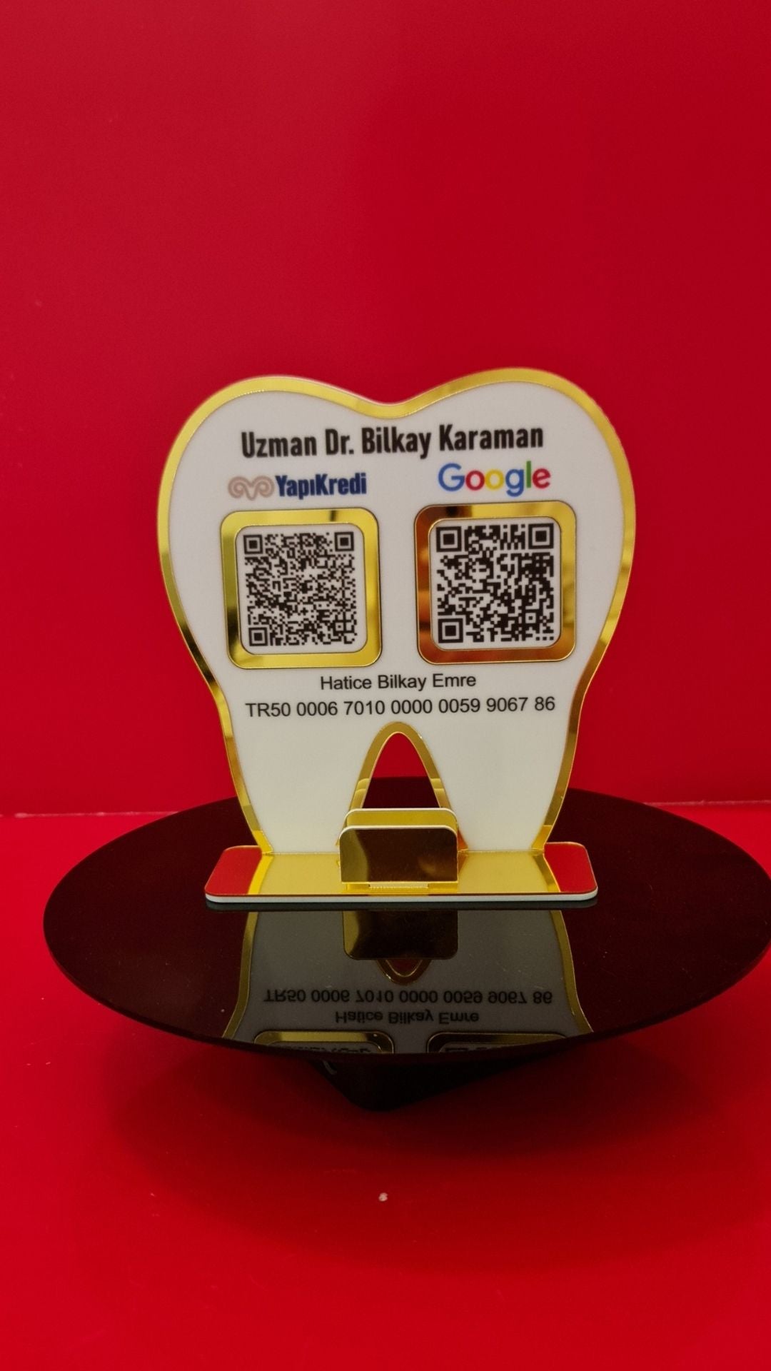 Diş Hekimlerine Özel Tasarım Gold Detaylı Diş Formunda Masaüstü QR Stand
