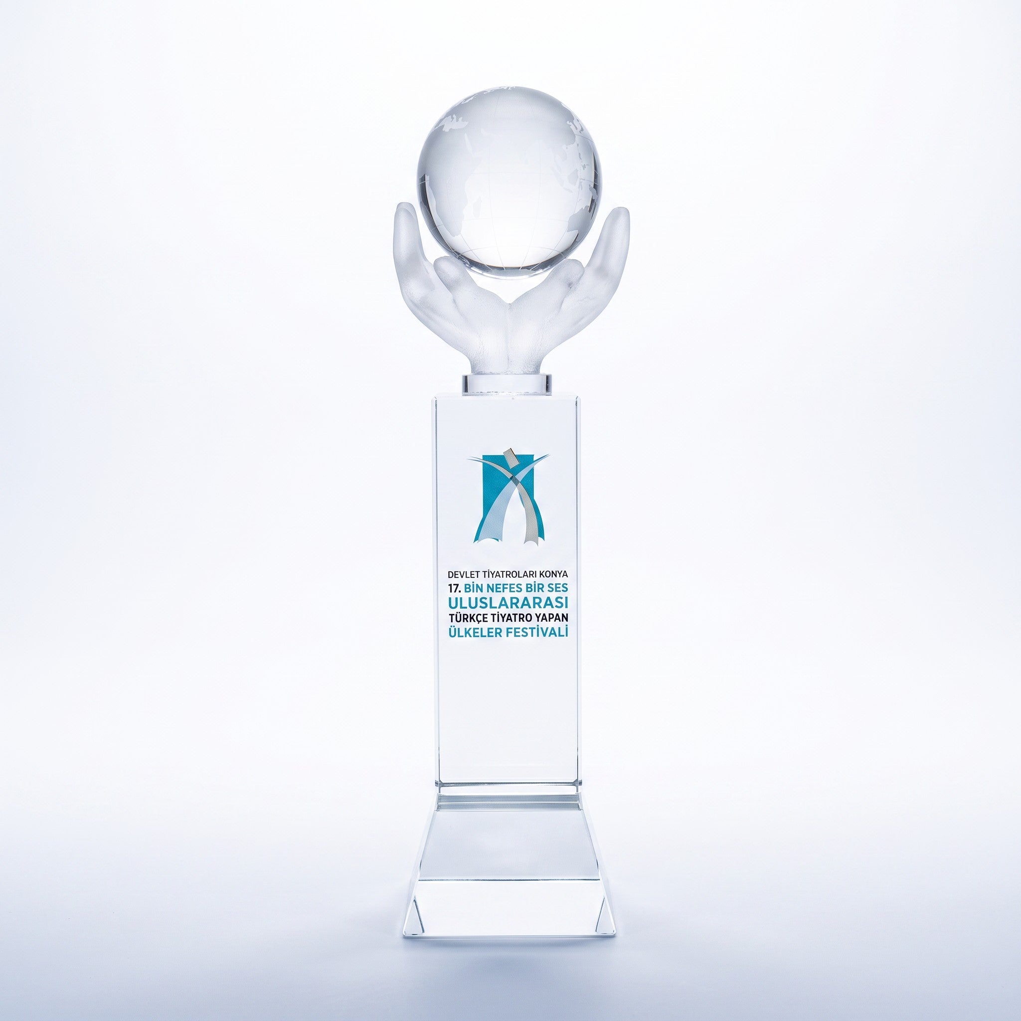 Dünyayı Taşıyan Eller Kristal Plaket – Model 011