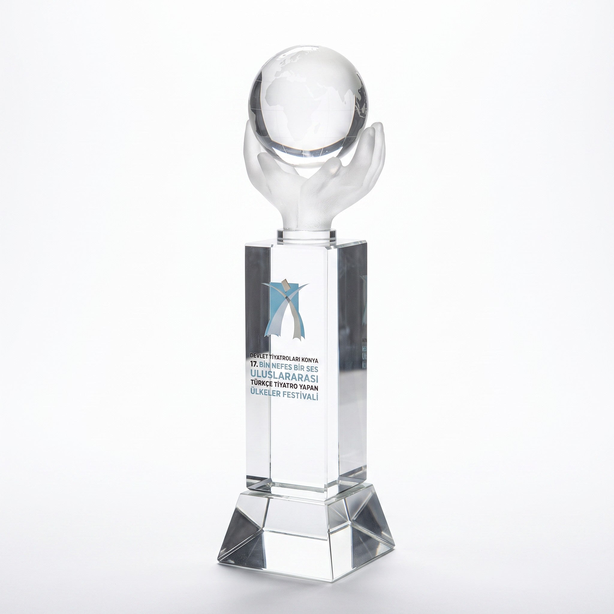 Dünyayı Taşıyan Eller Kristal Plaket – Model 011