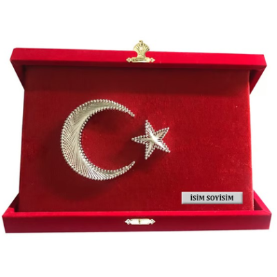 Lüks Kadife Kutulu Ay Yıldız Plaket – 25x25 cm Gümüş Tel Sarma Türk Bayrağı Protokol Ödülü