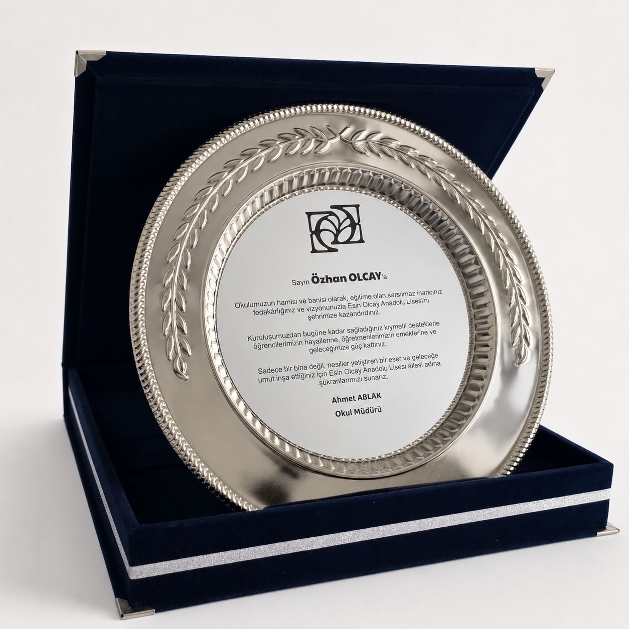 Kişiye Özel Gümüş Ödül Tabağı Plaket – Lacivert Kadife Kutulu 25 cm