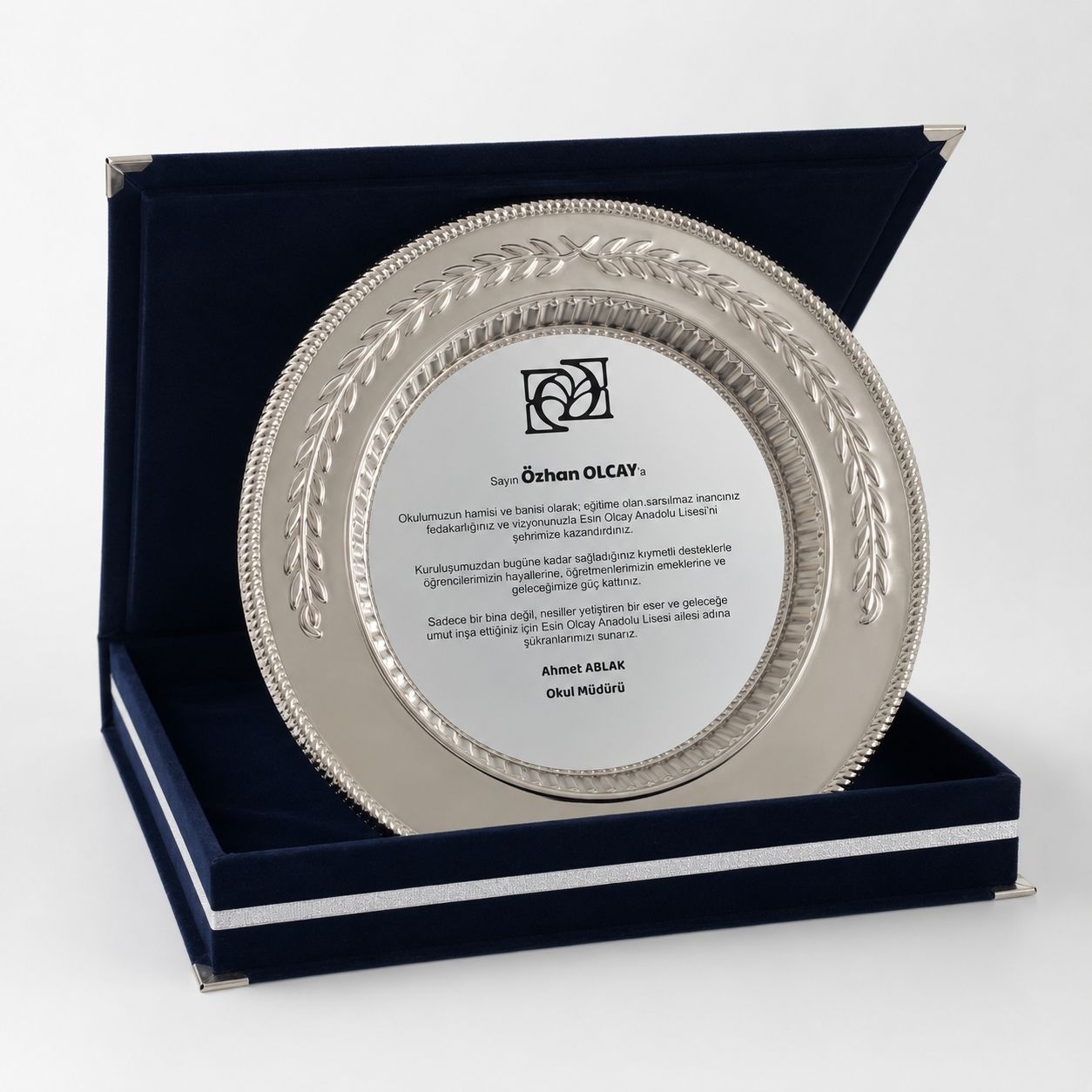 Kişiye Özel Gümüş Ödül Tabağı Plaket – Lacivert Kadife Kutulu 25 cm