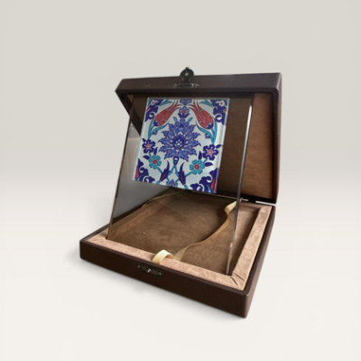 Lüks Deri Kutulu Çini Karo Cam Plaket – 25x25 cm Geleneksel Kurumsal Hediye ve Ödül