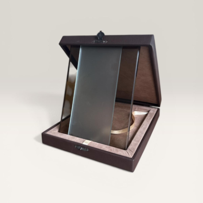 Lüks Deri Kutulu Dikey Kumlama Cam Plaket – 25x25 cm Modern Kurumsal Ödül ve Teşekkür Plaketi