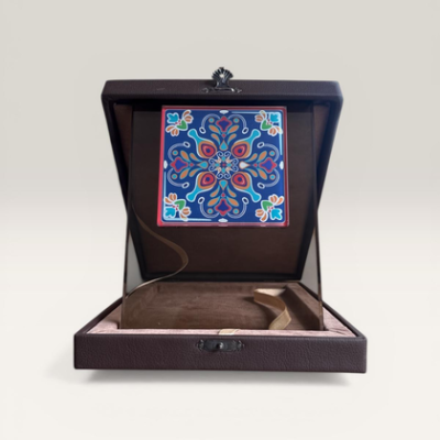 Lüks Deri Kutulu Klasik Mandala Motifli Çini Plaket – 25x25 cm Kurumsal Başarı ve Teşekkür Ödülü