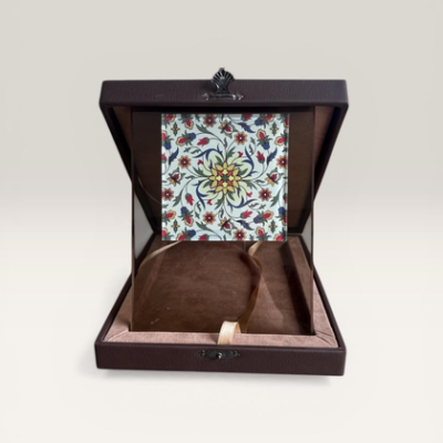 Lüks Deri Kutulu Rumi Motifli Çini Plaket – 25x25 cm Kurumsal Teşekkür ve Protokol Ödülü