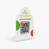 Mini Beyaz 8×5 cm Masaüstü QR Menü Standı – masaüstü kullanım görünümü